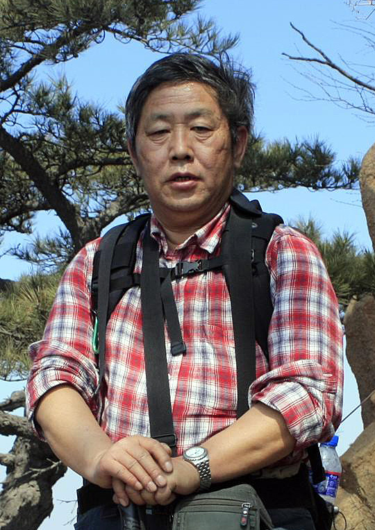 张保田先生在金山岭长城上